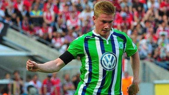 安娜-德-阿玛斯现身F1阿布扎比站挥旗（安娜·德·阿玛斯亮相F1阿布扎比大奖赛挥动方格旗）