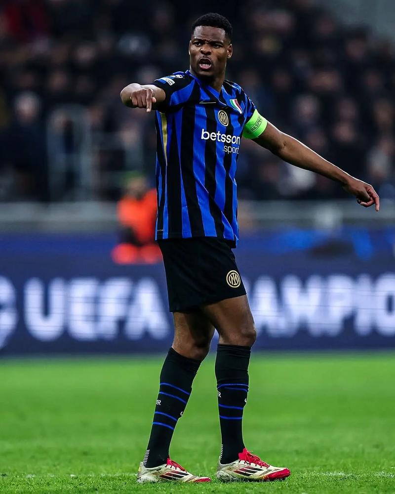 罗体：那不勒斯优先考虑在冬窗租借球员，但要先卖掉一些球员（罗体：那不勒斯冬窗引援以租借为主，需先出售部分球员）