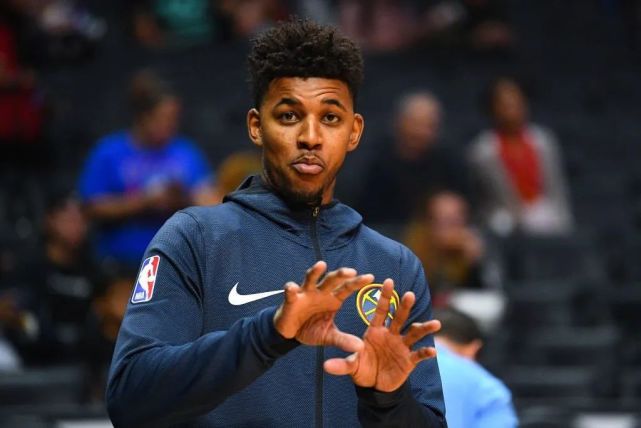 尤文航班延误，挪威当地球迷抓紧机会在机场与他们合影留念（尤文航班误点，挪威球迷趁机在机场与球员合影留念）