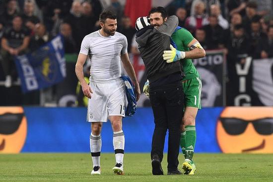 英联杯战报：拉克鲁瓦乌龙+丢点，阿森纳8-7点杀水晶宫晋级（英联杯：拉克鲁瓦乌龙又失点，阿森纳点球大战8-7险胜水晶宫晋级）