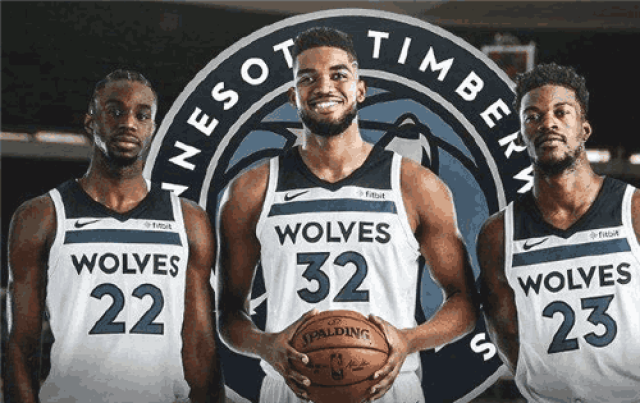 不给冠军面子？为王博颁戒指掉地上，楼明更衣室领奖，球迷：太教条了（冠军礼仪翻车？王博颁戒指意外落地，楼明转赴更衣室领奖，球迷吐槽太教条）