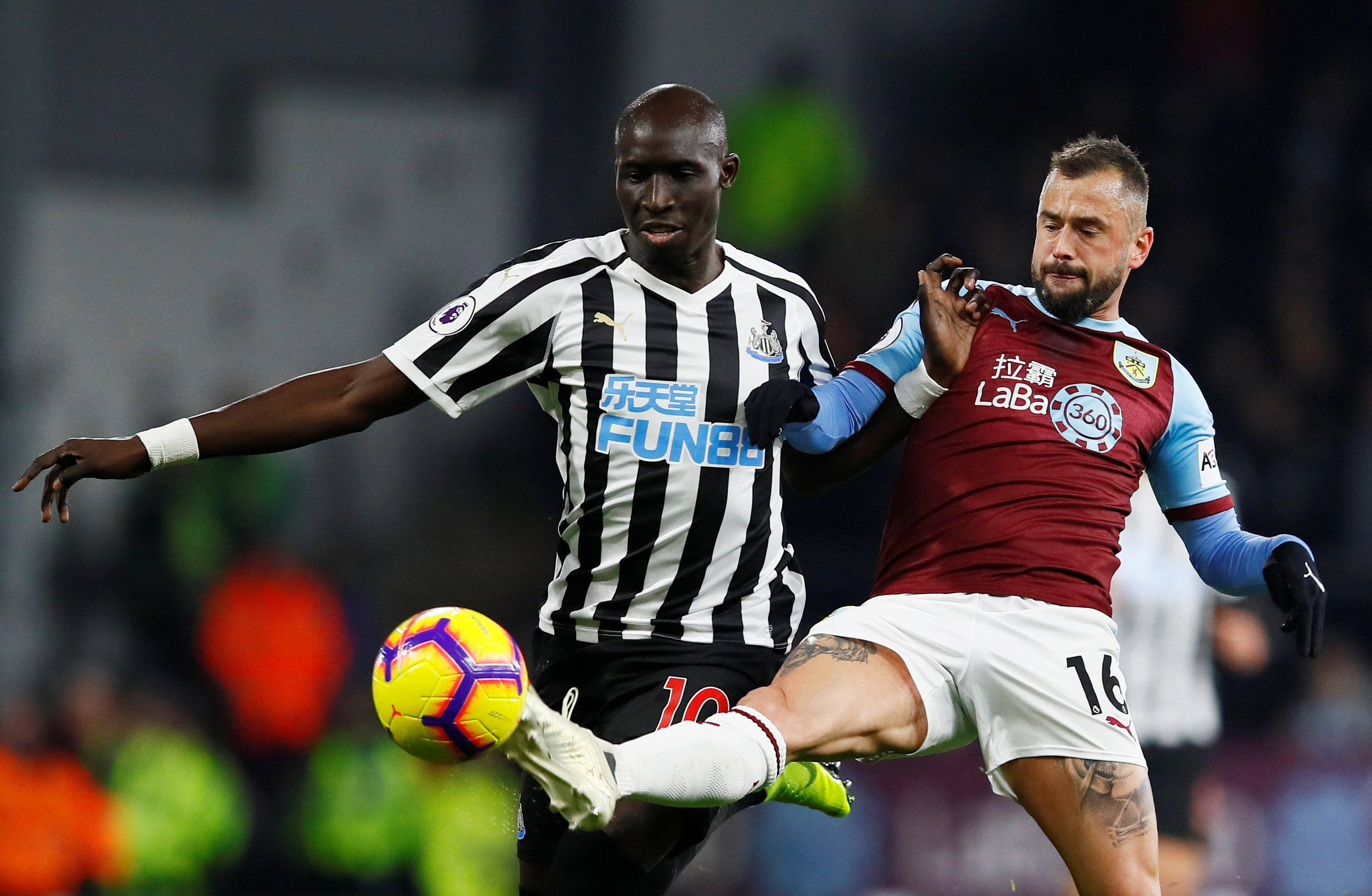 父亲：圣地亚哥从未讨论过离开的可能性，他在米兰很开心（父亲称圣地亚哥从未考虑离队，他在米兰过得很开心）