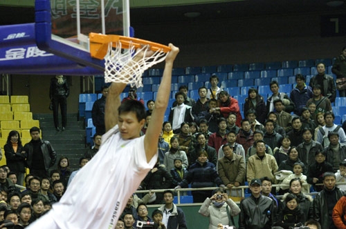 世体：欧足联检查员全面审查诺坎普，确认其可以举办欧冠比赛（世体：诺坎普通过欧足联全面核查，获准承办欧冠赛事）